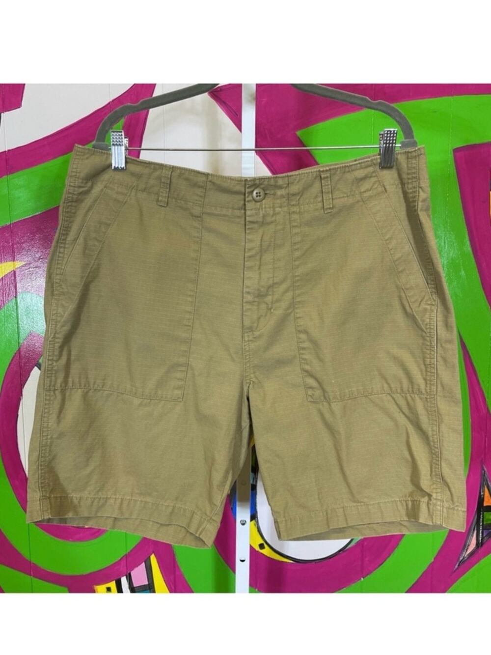 Old Navy, Khaki Shorts. Size 36. In excellent condition!
